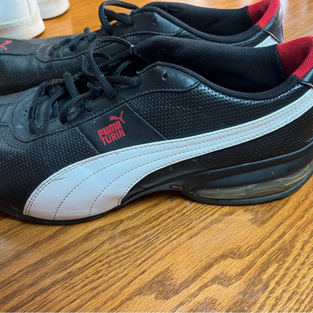 Black Puma sneakers -like new